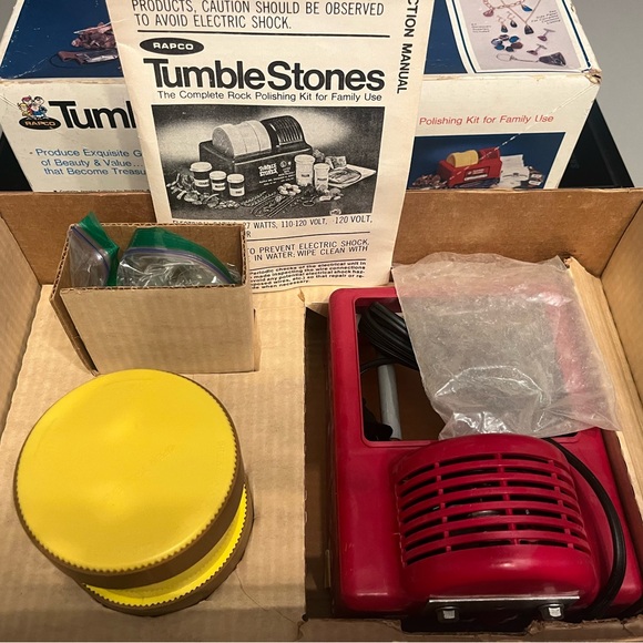 This set is original from 1975! It appears never used and in great working order - Picture 7 of 8